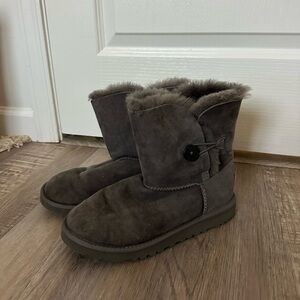 UGG Bailey Button - Grey